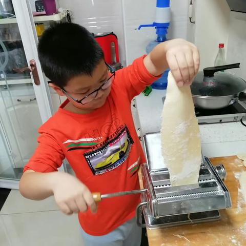 在新冠疫情防控期间力争做一名红领巾小能手，文北小学一年级一班刘恒溢