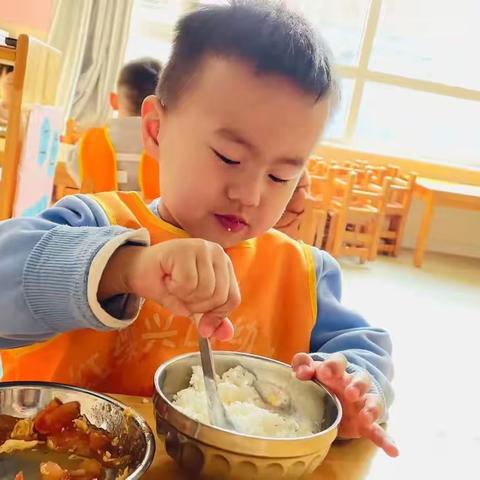 红缨兴山幼儿园芽芽一班吴培硕小朋友三月成长记录