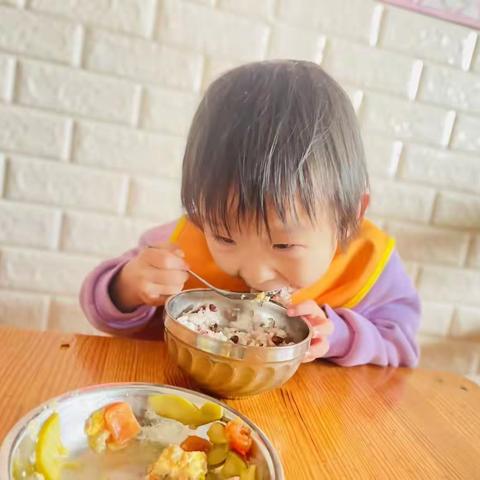 红缨兴山幼儿园芽芽一班赵悦涵小朋友三月成长记录