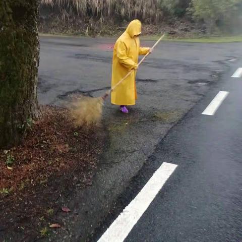 春节期间，景区保洁人员在坚守