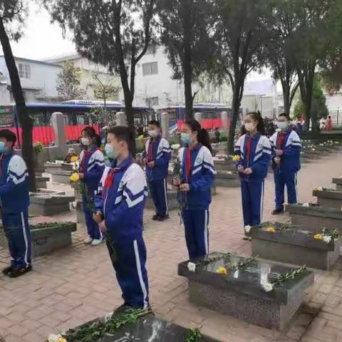 菏泽市实验小学五四中队少先队员：缅怀革命先烈，传承红色基因