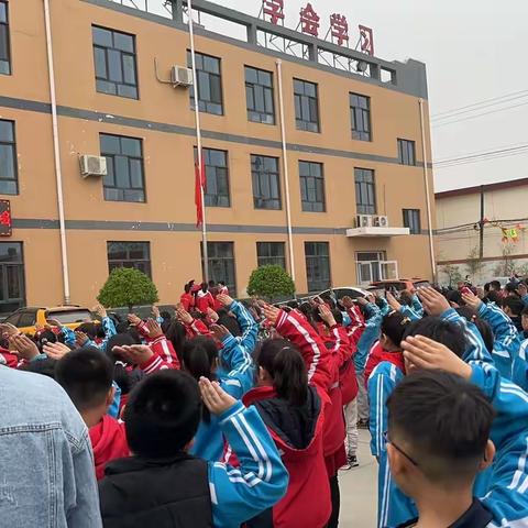 清明烟雨祭英烈 红色基因代代传—干沟小学祭扫烈士墓活动