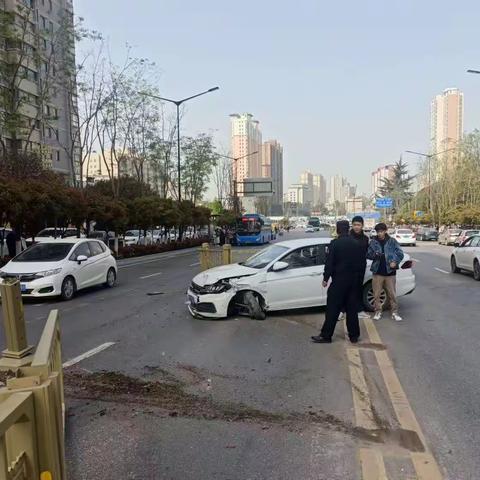 偶遇车祸热心帮助