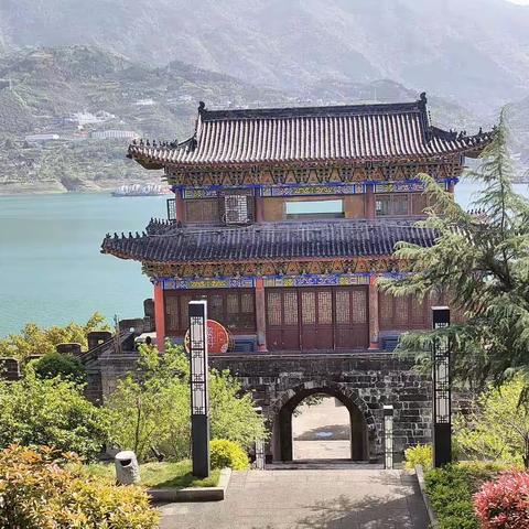 瞿塘峡口：夔门古镇连长江