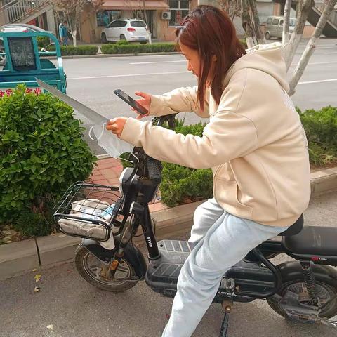 董家街道环卫所到稼轩路开展垃圾分类宣传活动