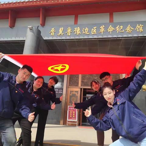 飞扬青春，天择青年与团旗合个影