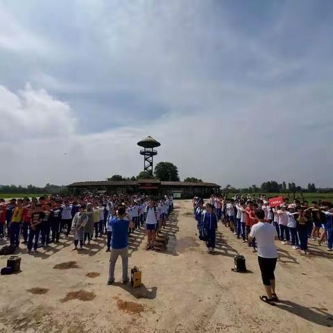锄禾日当午，汗滴禾下土，谁知盘中餐，粒粒皆辛苦！（学农咯😄）