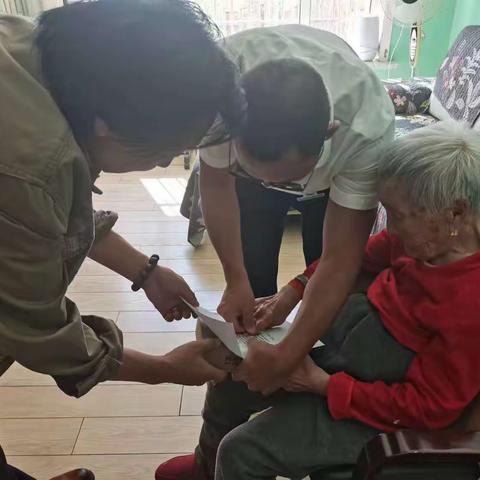 赛罕支行为高龄客户提供上门服务暖人心