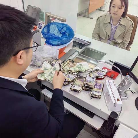 老人现金被烧毁    工行兑换暖人心