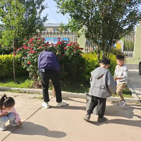 关爱学生幸福成长‖拔草护绿  劳动成长——范庄小学劳动实践活动