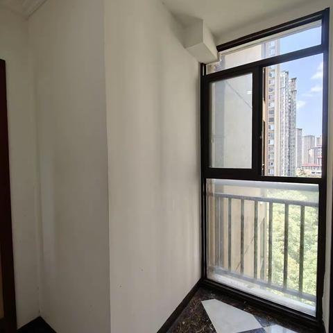 ⭐️万霖钱丰72.8万，322，产权115，老证，中间好楼层，没得按揭6013