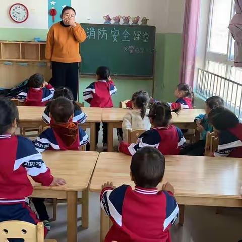 葛堂中心幼儿园举行“消防安全逃生演练”