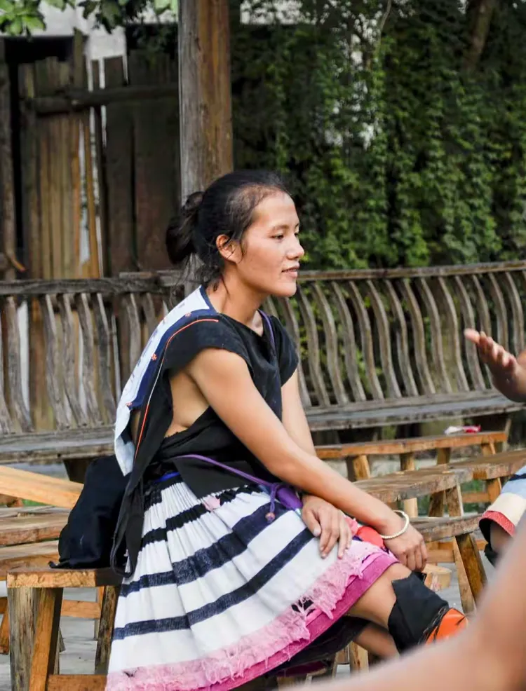女人不穿内衣,随意展露双乳的白裤瑶族.