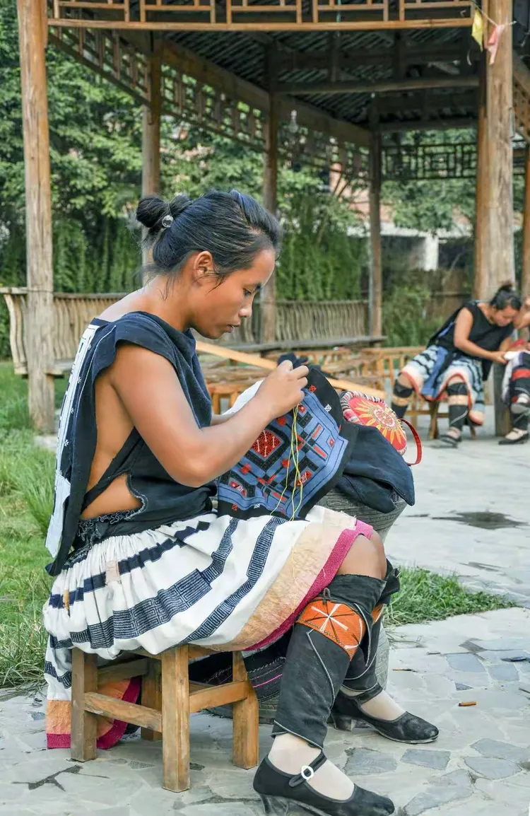 女人不穿内衣,随意展露双乳的白裤瑶族.