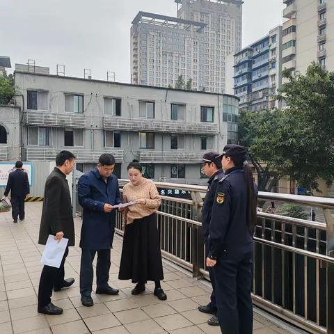 九龙坡区重拳整治利用市政设施擅设户外广告乱象