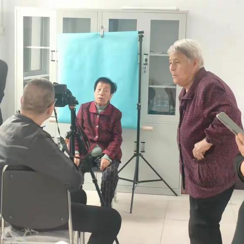 【洪水社工站】“爱老敬老 留住美好”—为老年人免费照相公益活动。