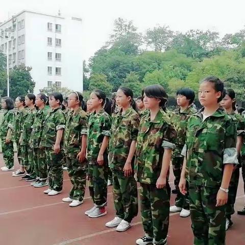 1817，与众不同，傲视群雄，谁与争锋——1817班军训第四天