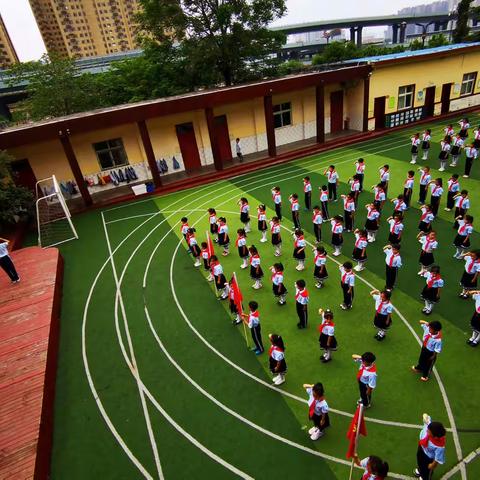 学习二十大 争做好队员——西工区邙岭路小学新队员入队仪式