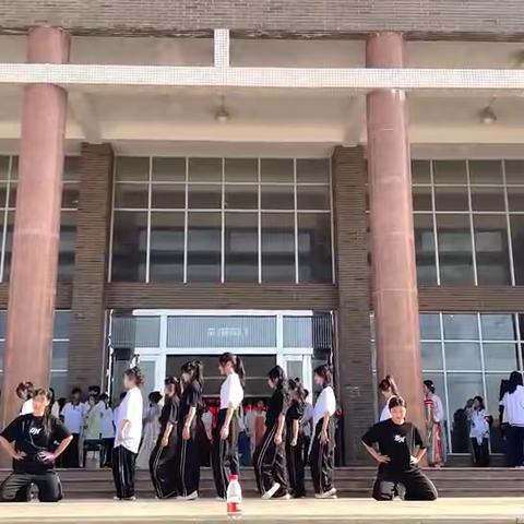 甲中舞蹈队艺术节彩排训练