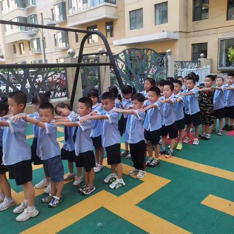 🍀🌺🍀弘化正道·启翔幼托园大四班的宝贝们进行了强身健体的篮球🏀体能活动🌸🌿🌼