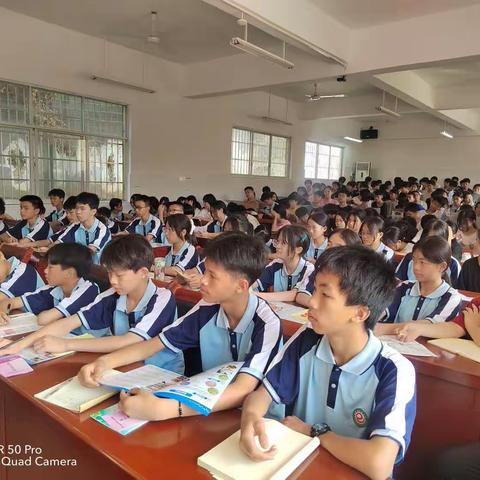 手拉手践行法治，心连心共建和谐