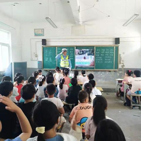 交警宣传进校园交通安全记心间——阜阳市交警大队到大周小学开展安全知识讲座