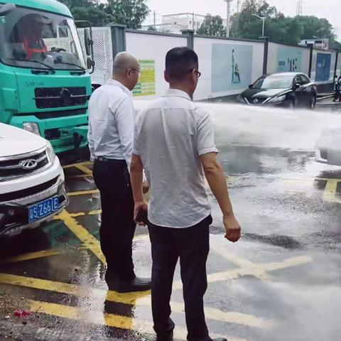 雨中的坚守    观澜街道市政环卫