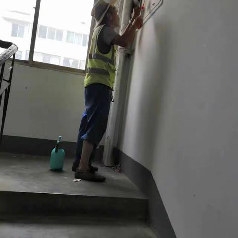 傅家村进行楼道小广告及卫生清理