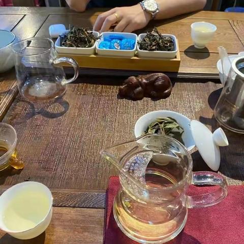 上周，带了点家乡特产拜访老院长，酒足饭饱后，院长夫人给了我两瓶“好酒”，回家打开一看，真不知道怎么处