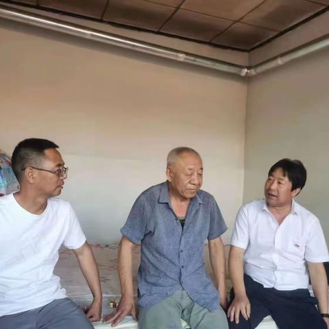 阳原县揣骨疃镇社区开展“迎七一”慰问党员活动。