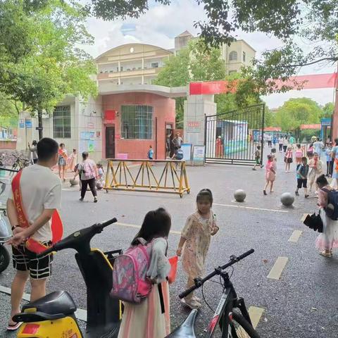 爱心护学岗——夏日炎炎，最美校园
