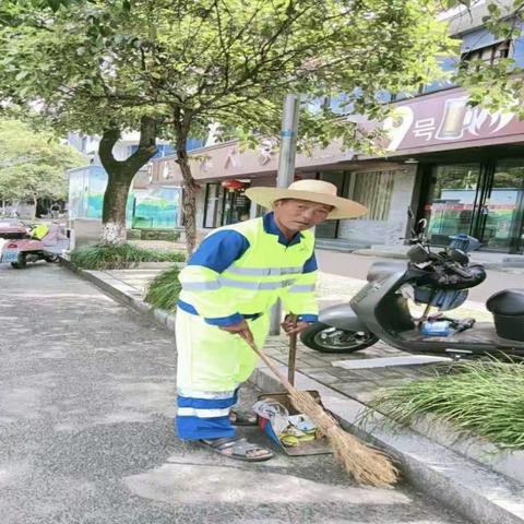 致敬高温下的坚守!县政府主要领导看望慰问一线环卫工人