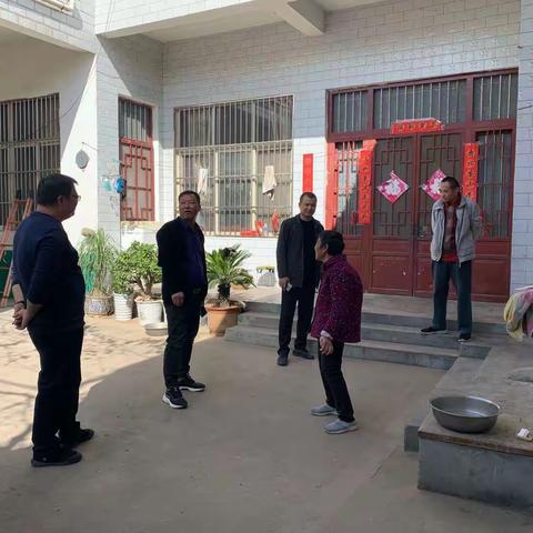 第一工作区区委书记入户走访贫困户