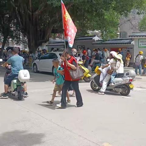 爱心护学岗，为孩子保驾护航。