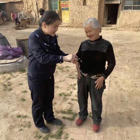 【沁源县公安局法中派出所】送证上门暖民心    贴心服务解民忧