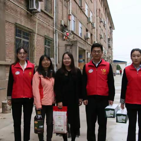 新丰街道庆山路社区携手伊利泰普克饮品有限责任公司开展重阳节慰问活动