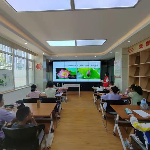大观园街道睦和苑社区“聚青春·少年强”社区服务项目暑期托管班开展大学生志愿行现代美术小组