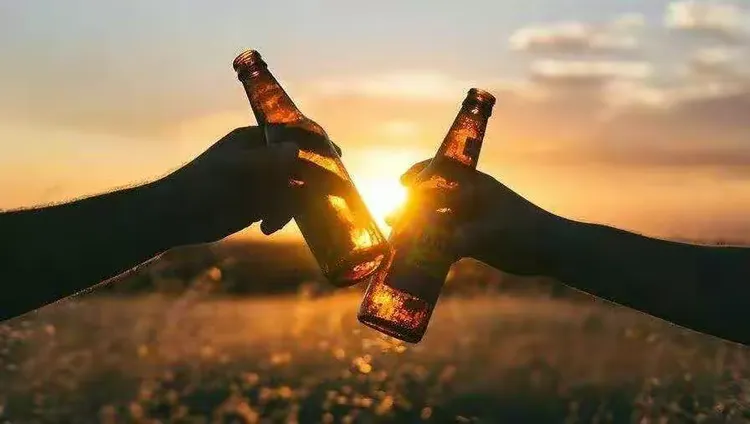 一杯敬朝阳，一杯敬过往......