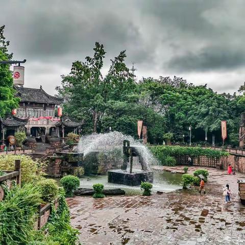 林荫水潺潺，幽幽黄龙溪