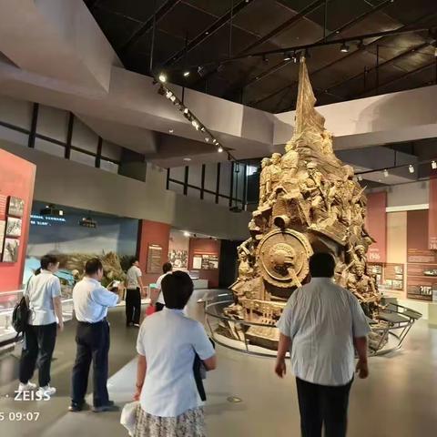 忆初心强志气，悟思想厚底气