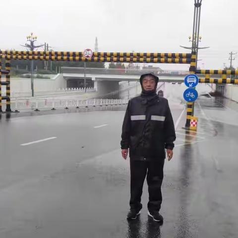 风雨中的坚守，城管人的守护