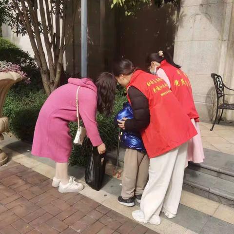 滨河社区开展“落实桶边督导，重罚混装混运”宣传活动