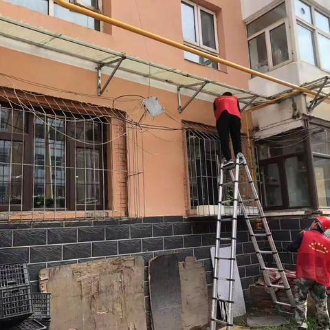 【为民服务】挡板搭建引纠纷，社区调解邻里情