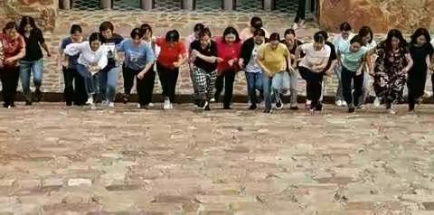 金秋送爽至，相约教师节---新密三高欢庆教师节登山赛