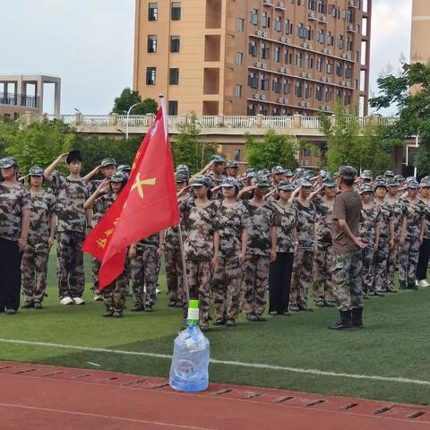 军训正当时   青春洒汗水