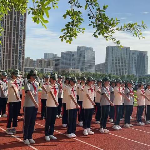 大鹏展翅，扶摇九天                         —厦门科技中学7年13班军训征途