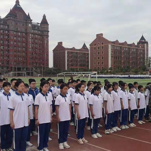 军训第二天，天气不尽人意下起了小雨，正是如此，天将降大任于斯人也，必先苦其心志，劳其筋骨，饿其体肤。