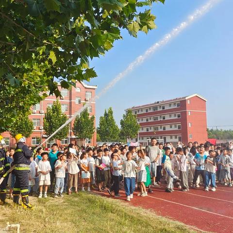 朱曲镇东里小学 开学第一课“安全进校园”活动