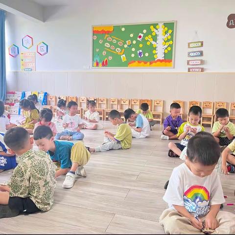 阳光幼儿园秋季美术公开课~炫彩小陀螺