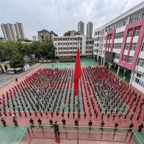 以青春之名 展飒爽英姿-纸坊第三小学六年级(1)班国防素质教育